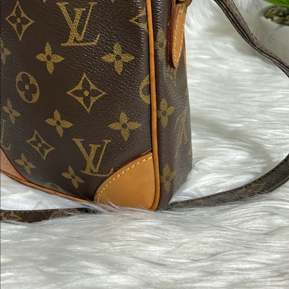 Louis Vuitton Danube Crossbody - Picture 6 of 16